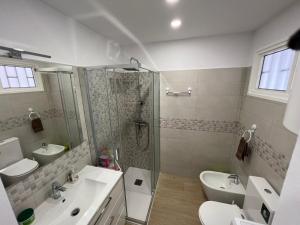 y baño con ducha, lavabo y aseo. en Chaparral, en Costa del Silencio
