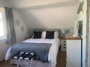 Postel nebo postele na pokoji v ubytování Seaways Cottage Hoylake