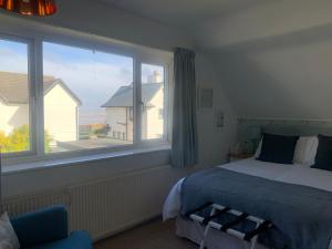 Postel nebo postele na pokoji v ubytování Seaways Cottage Hoylake