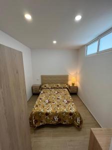 1 dormitorio con 1 cama en una habitación con ventana en Chaparral, en Costa del Silencio