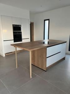 Kuchyňa alebo kuchynka v ubytovaní Villa ambrussum Villetelle