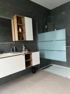 Kuchyňa alebo kuchynka v ubytovaní Villa ambrussum Villetelle