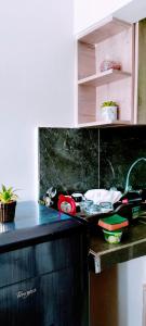 eine Küchentheke mit einer schwarzen Arbeitsplatte in der Unterkunft Khalisee Homes Studio Apartment 2 in Voi