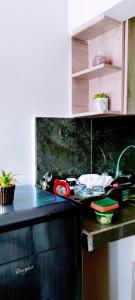 Kuchyň nebo kuchyňský kout v ubytování Khalisee Homes Studio Apartment 2 + 3 fotografie