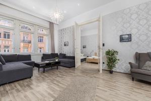 ブダペストにあるReal Apartments Semmelweisのリビングルーム(ソファ2台、テーブル付)