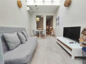 A television and/or entertainment centre at Mazi Apartments Chic