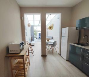 A kitchen or kitchenette at Mazi Apartments Chic