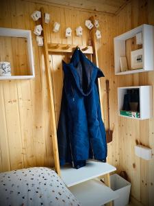um quarto com um casaco azul numa escada em Maringotka Za Trnkou 