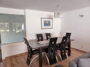 - une salle à manger avec une table et des chaises dans l'établissement Mouragolf 3 bedroom townhouse, à Vilamoura