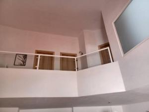 a white room with a mirror on the ceiling at Mouragolf 3 bedroom townhouse in Vilamoura