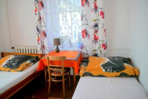Pokój z 2 łóżkami, stołem i krzesłami w obiekcie Pod kasztanem gospodarstwo agroturystyczne w Stroniu Śląskim