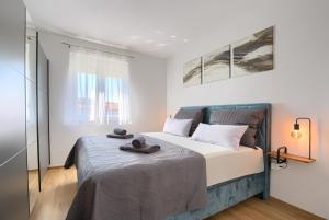 een slaapkamer met een bed met twee handdoeken erop bij Apartment Sophia in Medulin