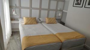 Łóżko lub łóżka w pokoju w obiekcie Hotel Boutique Teatro Romano