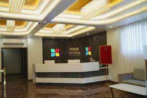 Un vestíbulo con mostrador de recepción en un edificio. en Four Petals Executive by LHMS, en Akalkot 88 fotos más