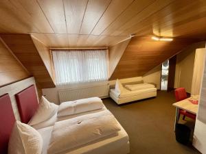 a attic room with two beds and a window at Hotel Pension Balthasar in Müden