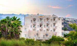 een gebouw met een bord aan de zijkant bij Aviv Holiday Flat in Tiberias