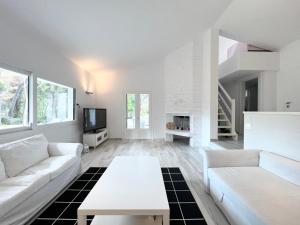 撒尼海灘的住宿－Sani Villa Christy，白色的客厅配有白色的沙发和桌子