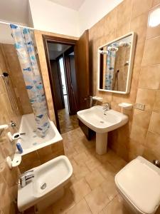 une salle de bain avec un lavabo et des toilettes dans l'établissement Lallas Home with garden and lake view, à Varenna