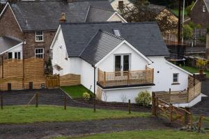 una casa bianca con una recinzione di fronte di Ty Carreg cottage, Bwlch, Brecon a Brecon