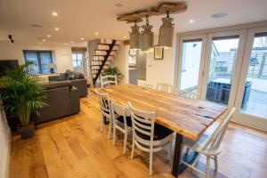 un soggiorno con tavolo e sedie in legno di Ty Carreg cottage, Bwlch, Brecon a Brecon