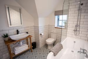 bagno con lavandino, vasca e servizi igienici di Ty Carreg cottage, Bwlch, Brecon a Brecon
