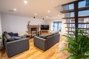 un soggiorno con due divani e una televisione di Ty Carreg cottage, Bwlch, Brecon a Brecon