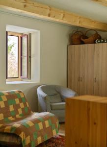 A seating area at Seiber 172