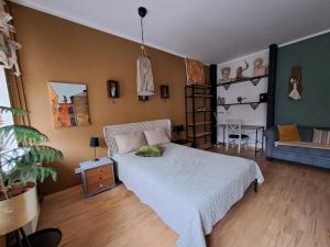 a bedroom with a bed and a couch at ART HOME - mieszkanie 83m, 500m od Morza, Podczele, Kołobrzeg in Kołobrzeg