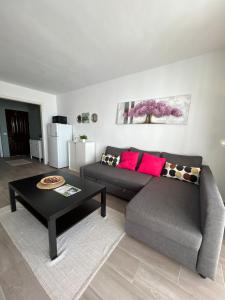 ein Wohnzimmer mit einem Sofa und einem Tisch in der Unterkunft The Colors House, 226 - Private Apartment in Costa Teguise