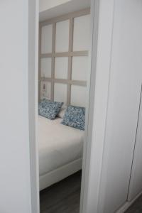sypialnia z łóżkiem z niebieskimi poduszkami w obiekcie Hotel Boutique Teatro Romano w Maladze +37 zdjęć