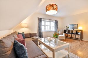 ein Wohnzimmer mit einem Sofa und einem Tisch in der Unterkunft Ferienhaus 1 Fuchsweg in Stralsund