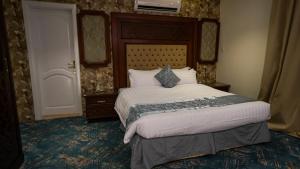 um quarto com uma cama grande num quarto em فندق جاردن فيو em Tabuk
