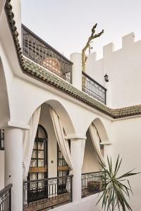 einen Außenblick auf ein Gebäude mit Balkonen in der Unterkunft Riad Eldar in Marrakesch