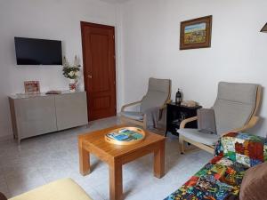 托羅克斯的住宿－Casa Liébana，客厅配有两把椅子和一张茶几
