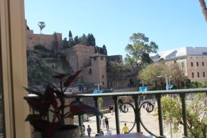 balkon z widokiem na zamek w obiekcie Hotel Boutique Teatro Romano w Maladze