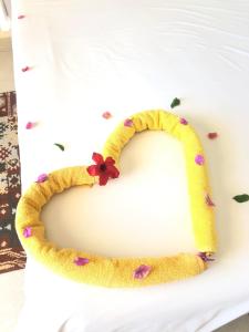 wieniec wykonany z żółtego wieniec z czerwonym kwiatem w obiekcie Eden Star Resort w mieście Dżardżis
