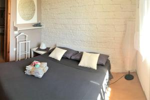 um quarto com uma cama preta e uma parede de tijolos em VILLA A CAMPOMARINO em Campomarino