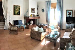uma sala de estar com mobiliário e uma lareira em VILLA A CAMPOMARINO em Campomarino