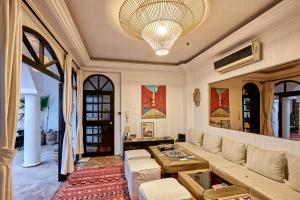 een woonkamer met een bank en een tafel bij Riad Eldar in Marrakesh