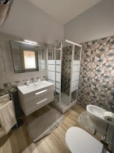 Un baño con ducha, lavabo e inodoro. en “I Niputeddi”, en Nicolosi 99 fotos más