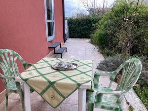 un tavolo e sedie seduti su un patio di Passiflora House - Basilicata a Sant’Angelo