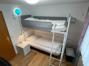 2 Etagenbetten in einem kleinen Zimmer mit Licht in der Unterkunft Haus Jenni im Schwarzwald, 3,5-Zimmer, große Terrasse in Freudenstadt