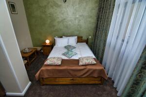 カリマネシュティにあるMotel Seacaの小さなベッドルーム(枕2つ付きのベッド1台付)