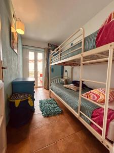 1 dormitorio con 2 literas en una habitación en The Colors House, 639 Private Apartment, en Costa Teguise