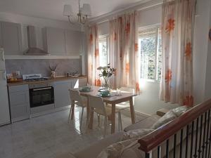 een keuken en eetkamer met een tafel en stoelen bij Casa Liébana in Torrox