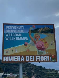 un segno con la foto di una donna che porta dei fiori di NONSOLOMARE Wifi aria condizionata ascensore a Sanremo