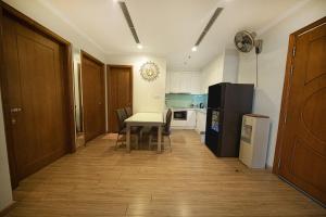 uma pequena cozinha com uma mesa e um frigorífico em Cozy & Private room in Park 5 - ParkHill Times City em Hanói