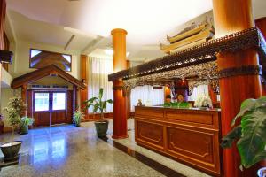 The lobby or reception area at Shwe Ingyinn Hotel Mandalay