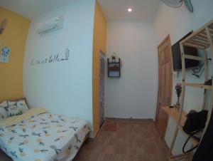 1 dormitorio con 1 cama y escalera. en HD House Homestay Vũng Tàu en Vung Tau