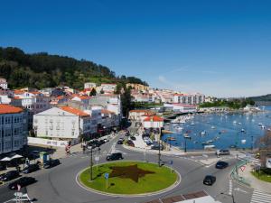 une ville avec un port et des bateaux dans l'eau dans l'établissement Hotel Eumesa, à Pontedeume